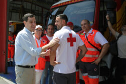 TURRE (ALMERÍA), 10/07/2026.- El presidente de la Junta de Andalucia Juanma Moreno (i) saluda al personal del puesto de mando en el parque de bomberos de la localidad almeriense de Turre donde le informa sobre el incendio de Los Gallardos. EFE/Pepe Torres.