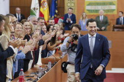 SEVILLA, 02/07/2026.- El candidato a la investidura y líder de los populares andaluces, Juanma Moreno, tras la segunda votación sobre la investidura de Juanma Moreno como presidente de la Junta este jueves en el parlamento andaluz.-EFE/ José Manuel Vidal