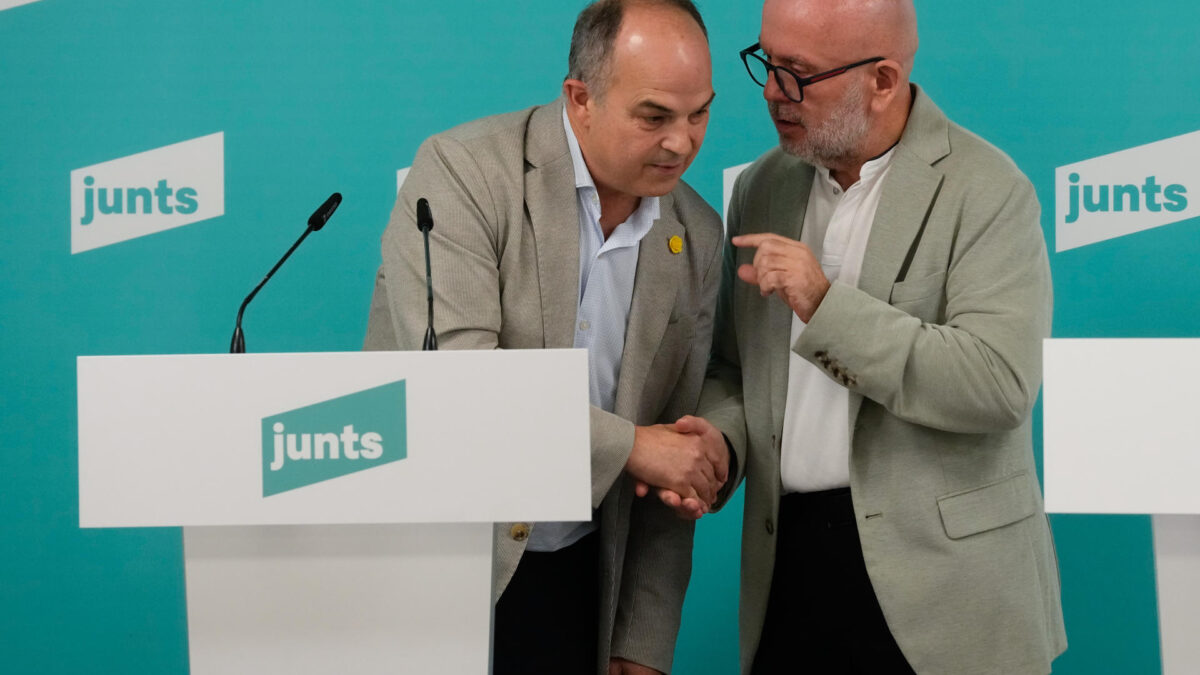 GRAFCAT4733. BARCELONA, 16/07/2026.- El secretario general de JxCat, Jordi Turull (i), y el abogado de Carles Puigdemont, Gonzalo Boye (d), durante la comparecencia que han realizado en la sede del partido en Barcelona en la que han reivindicado como suya la "gran victoria" que representa, a su juicio, la sentencia del Tribunal de Justicia de la Unión Europea (TJUE) sobre la ley de amnistía y ha instado a los tribunales españoles a aplicarla antes de que "se vayan de vacaciones". EFE/Enric Fontcuberta