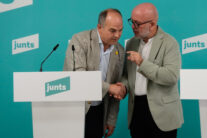 GRAFCAT4733. BARCELONA, 16/07/2026.- El secretario general de JxCat, Jordi Turull (i), y el abogado de Carles Puigdemont, Gonzalo Boye (d), durante la comparecencia que han realizado en la sede del partido en Barcelona en la que han reivindicado como suya la "gran victoria" que representa, a su juicio, la sentencia del Tribunal de Justicia de la Unión Europea (TJUE) sobre la ley de amnistía y ha instado a los tribunales españoles a aplicarla antes de que "se vayan de vacaciones". EFE/Enric Fontcuberta