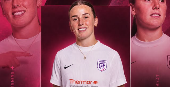 Kate Taylor posando con la camiseta de