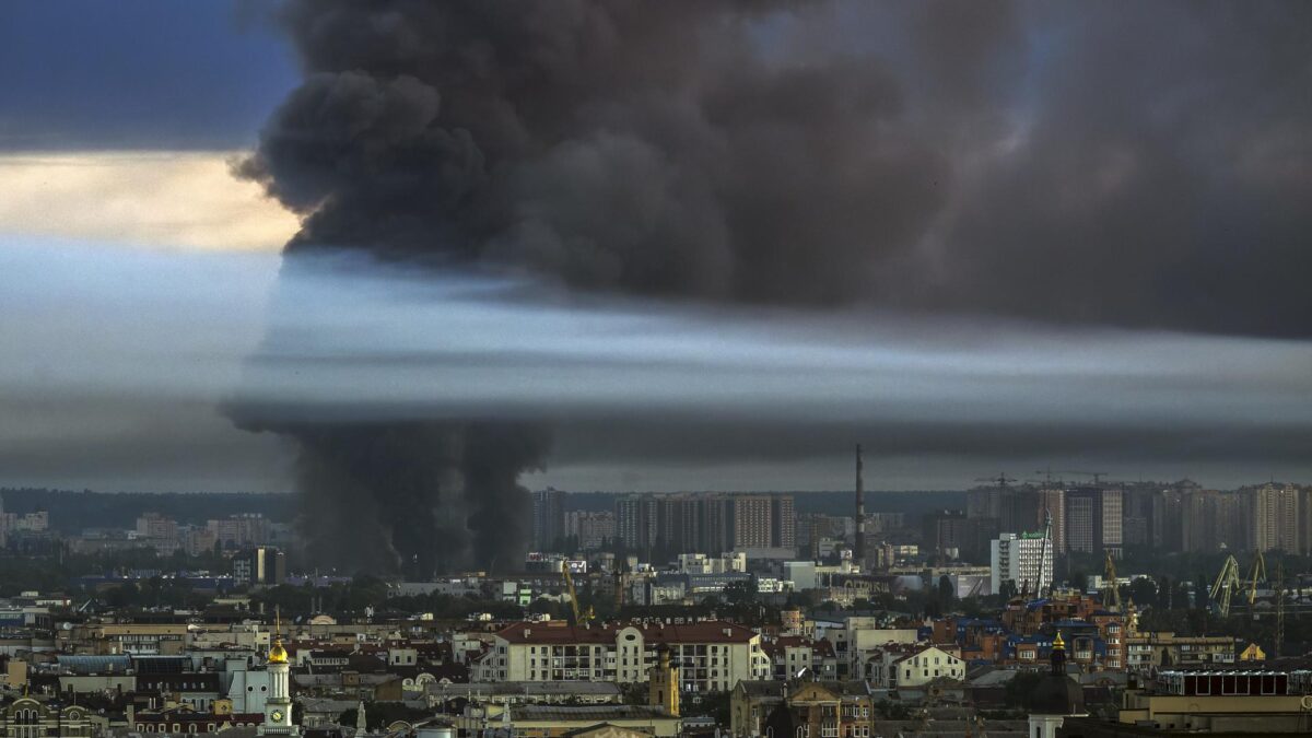 FOTODELDÍA Kiev (Ucrania), 02/07/2026.- El humo se eleva sobre Kiev, Ucrania, el 2 de julio de 2026, tras un masivo ataque combinado ruso en el marco de la invasión rusa. Según el Servicio Estatal de Emergencias de Ucrania, al menos 17 personas murieron y más de 90 resultaron heridas tras el ataque nocturno contra Kiev. La Fuerza Aérea Ucraniana informó que Rusia lanzó cerca de 500 drones y más de 70 misiles de diferentes tipos, con Kiev como principal objetivo.EFE/ Maxym Marusenko