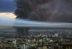 FOTODELDÍA Kiev (Ucrania), 02/07/2026.- El humo se eleva sobre Kiev, Ucrania, el 2 de julio de 2026, tras un masivo ataque combinado ruso en el marco de la invasión rusa. Según el Servicio Estatal de Emergencias de Ucrania, al menos 17 personas murieron y más de 90 resultaron heridas tras el ataque nocturno contra Kiev. La Fuerza Aérea Ucraniana informó que Rusia lanzó cerca de 500 drones y más de 70 misiles de diferentes tipos, con Kiev como principal objetivo.EFE/ Maxym Marusenko