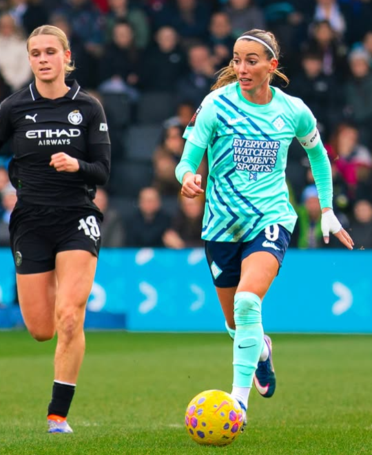Kosovare Asllani durante un partido con el London City Lionesses