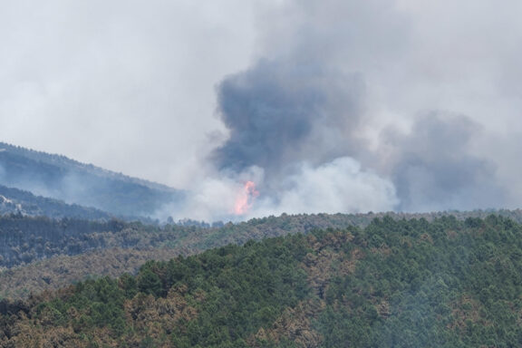 LA MIERLA (GUADALAJARA), 18/07/2026.- El incendio que se inició el pasado jueves en La Mierla, en la Sierra Norte de Guadalajara, ha afectado ya a unas 5.400 hectáreas desde que fue detectado, el 90 por ciento de la superficie afectada perteneciente al Parque Natural de la Sierra Norte, y ha hecho necesario evacuar otra localidad, con lo que ya son 12 los municipios desalojados con unas 600 personas desplazadas. EFE/ Nacho Izquierdo