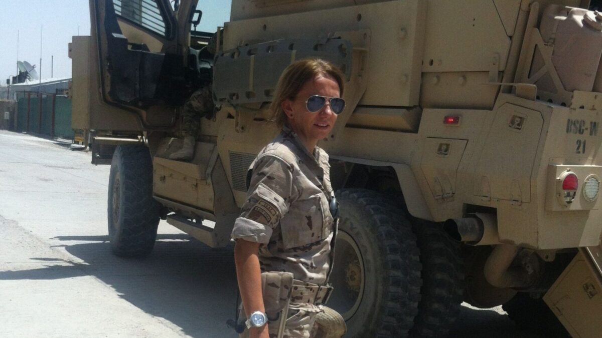 La teniente coronel Pilar de Ribera con una ambulancia en misiones (1)
