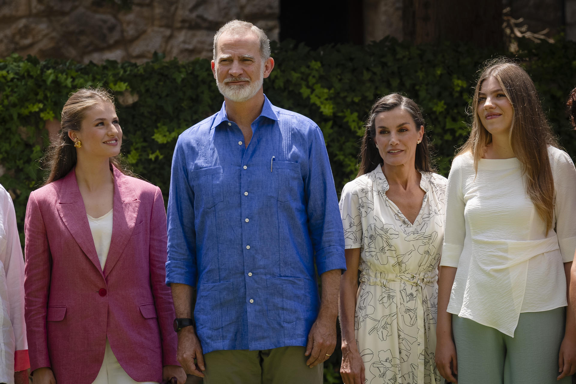 GRAFCAT4667. L'ESCALA (GIRONA), 15/07/2026.- Los reyes Felipe y Letizia y sus hijas, la princesa Leonor y la infanta Sofía, posan con los premiados por la Fundación Princesa de Girona durante el encuentro que han mantenido este miércoles. EFE/David Borrat.