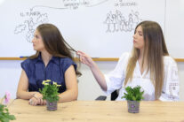 ZARAGOZA (ESPAÑA), 08/07/2026.- La princesa Leonor (i) y la infanta Sofía (d) asisten encuentro de trabajo con los 25 docentes finalistas de la primera edición de las ayudas Docentes Referentes de la Fundación Ibercaja, que reconocen la excelencia educativa en España. EFE/ Javier Cebollada