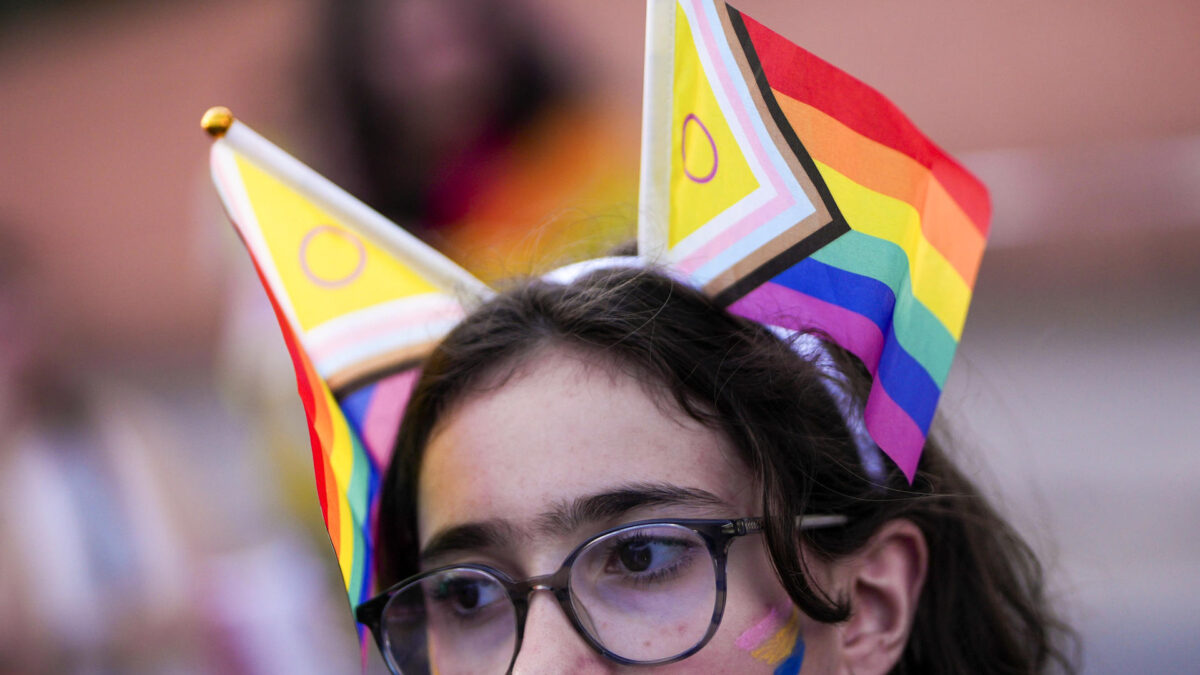 MADRID, 28/06/2026.- Manifestación del Orgullo Crítico 2026, a la que se han sumado los profesores de infantil, bajo el lema "contra el capitalismo colonial que nos masacra", este domingo en Madrid. EFE/Borja Sánchez-Trillo