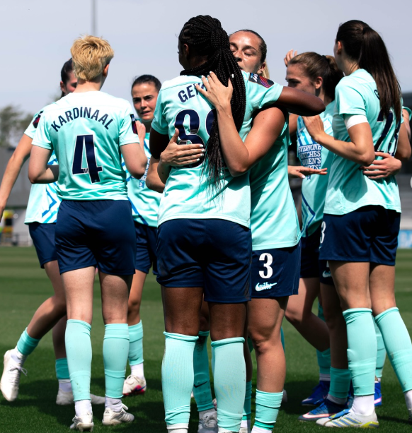 Las jugadoras del London City Lionesses celebrando un gol