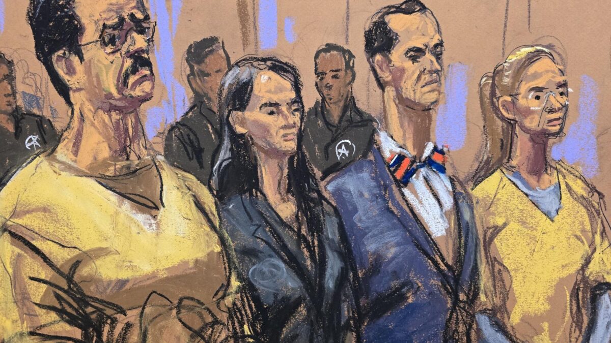 Fotografía de un dibujo realizado por la artista Jane Rosenberg que muestra al presidente depuesto de Venezuela, Nicolás Maduro (i); su esposa, Cilia Flores (d), y los abogados defensores Anna Estevao (2i) y Mark Donnelly (2d), durante una audiencia de seguimiento del proceso por cargos de narcoterrorismo y narcotráfico, este miércoles en Nueva York (Estados Unidos). EFE/ Jane Rosenberg