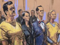 Fotografía de un dibujo realizado por la artista Jane Rosenberg que muestra al presidente depuesto de Venezuela, Nicolás Maduro (i); su esposa, Cilia Flores (d), y los abogados defensores Anna Estevao (2i) y Mark Donnelly (2d), durante una audiencia de seguimiento del proceso por cargos de narcoterrorismo y narcotráfico, este miércoles en Nueva York (Estados Unidos). EFE/ Jane Rosenberg