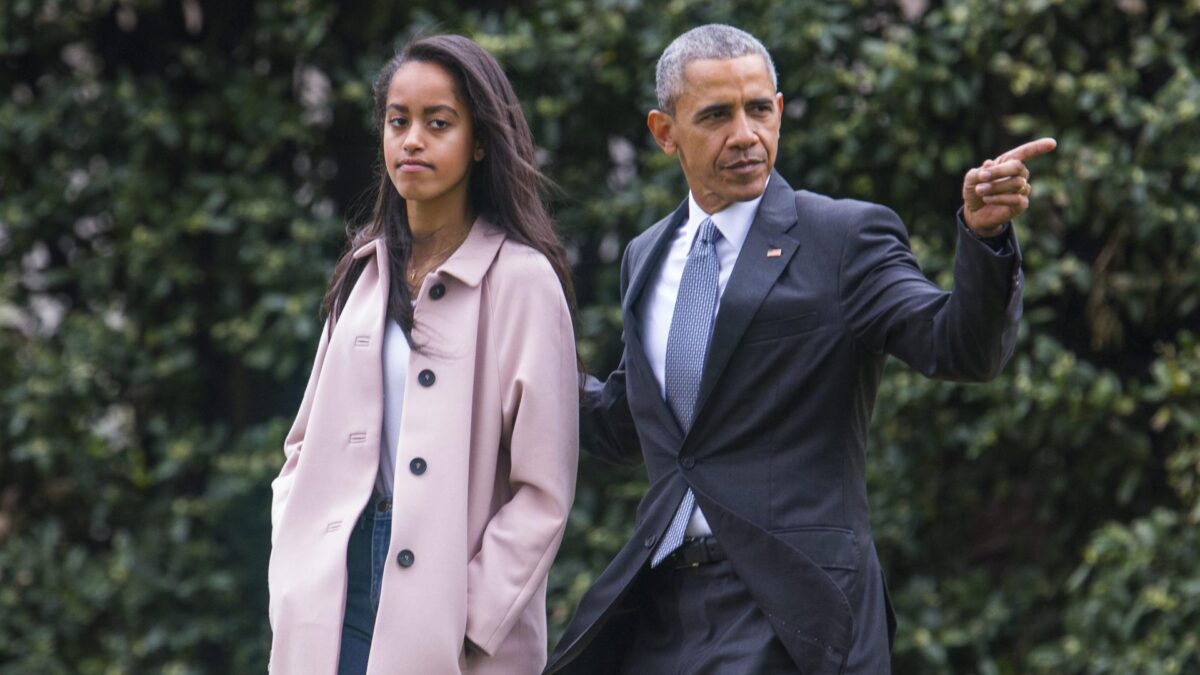 JL01 WASHINGTON (ESTADOS UNIDOS), 07/04/2016.- El presidente estadounidense Barack Obama (d) junto con su hija Malia (i) abandona la Casa Blanca en Washington, Estados Unidos hoy 7 de abril de 2016 con destino a Chicago para visitar la universidad de derecho. EFE/Jim Lo Scalzo