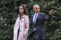 JL01 WASHINGTON (ESTADOS UNIDOS), 07/04/2016.- El presidente estadounidense Barack Obama (d) junto con su hija Malia (i) abandona la Casa Blanca en Washington, Estados Unidos hoy 7 de abril de 2016 con destino a Chicago para visitar la universidad de derecho. EFE/Jim Lo Scalzo
