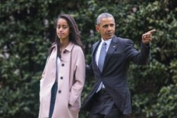 JL01 WASHINGTON (ESTADOS UNIDOS), 07/04/2016.- El presidente estadounidense Barack Obama (d) junto con su hija Malia (i) abandona la Casa Blanca en Washington, Estados Unidos hoy 7 de abril de 2016 con destino a Chicago para visitar la universidad de derecho. EFE/Jim Lo Scalzo