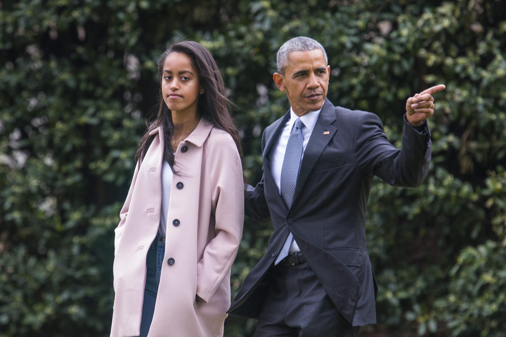 JL01 WASHINGTON (ESTADOS UNIDOS), 07/04/2016.- El presidente estadounidense Barack Obama (d) junto con su hija Malia (i) abandona la Casa Blanca en Washington, Estados Unidos hoy 7 de abril de 2016 con destino a Chicago para visitar la universidad de derecho. EFE/Jim Lo Scalzo