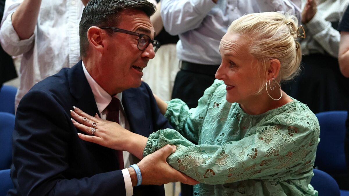London (United Kingdom), 17/07/2026.- Andy Burnham (L) hugs his wife Marie-France van Heel (R) after being confirmed as the Labour Party's new leader and the country's next prime minister during 'Labours Special Conference' in central London, Britain, 17 July 2026. Burnham is expected to offcially become Britain's prime minister on 20 July 2026. (Reino Unido, Londres) EFE/EPA/HENRY NICHOLLS / POOL