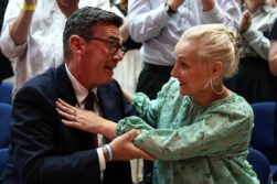 London (United Kingdom), 17/07/2026.- Andy Burnham (L) hugs his wife Marie-France van Heel (R) after being confirmed as the Labour Party's new leader and the country's next prime minister during 'Labours Special Conference' in central London, Britain, 17 July 2026. Burnham is expected to offcially become Britain's prime minister on 20 July 2026. (Reino Unido, Londres) EFE/EPA/HENRY NICHOLLS / POOL