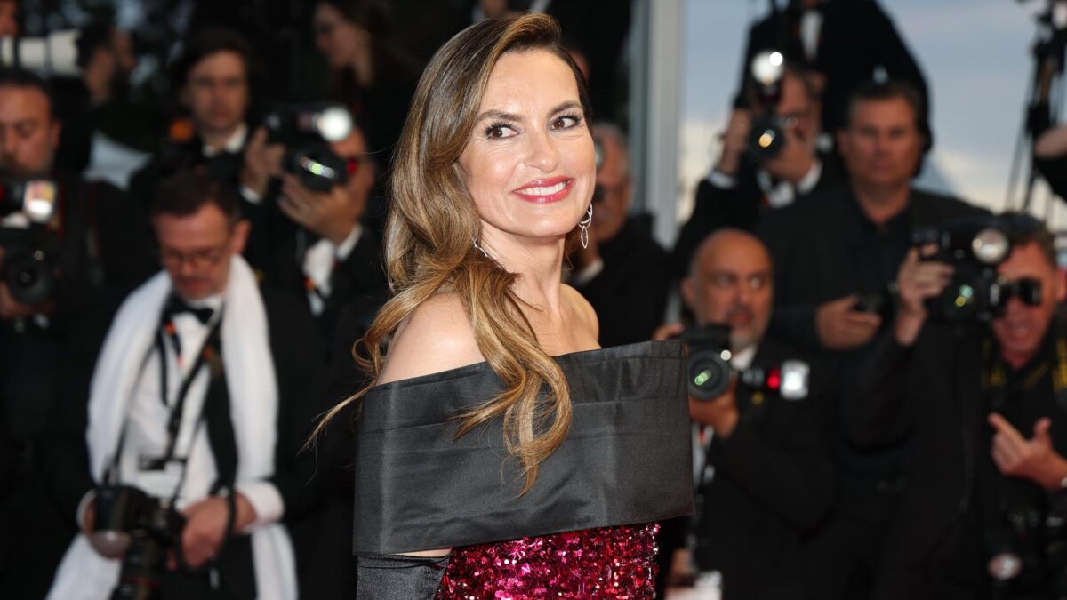 EPA2042. BOGOTÁ (COLOMBIA), 08/07/2026.- Fotografía de archivo del 17 de mayo de 2026 que muestra a la actriz Mariska Hargitay en Cannes (Francia). Hargitay será la presentadora de la 78 edición de los Premios Emmy, que se celebrará el 14 de septiembre en Los Ángeles, y se convertirá en la primera mujer en conducir la gala desde que en 2011 los presentara Jane Lynch. EFE/ Mohammed Badra/ ARCHIVO