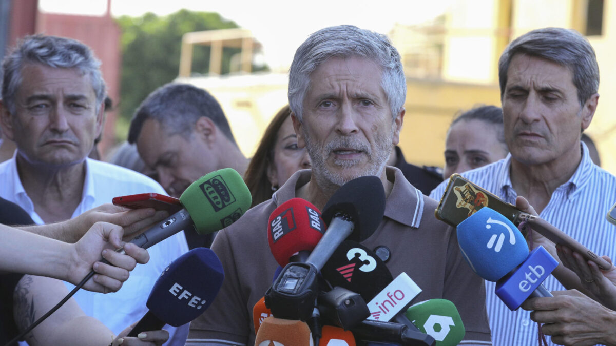 TURRE (ALMERÍA), 10/07/2026.- El ministro del Interior, Fernándo Grande-Marlaska, atiende a los medios de comunicación durante su visita este viernes el centro de mando del incendio de los Gallardos situado en la localidad almeriense de Turre. EFE/Pepe Torres