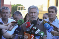 TURRE (ALMERÍA), 10/07/2026.- El ministro del Interior, Fernándo Grande-Marlaska, atiende a los medios de comunicación durante su visita este viernes el centro de mando del incendio de los Gallardos situado en la localidad almeriense de Turre. EFE/Pepe Torres