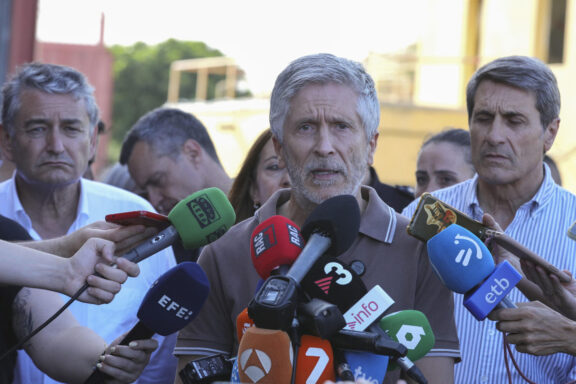 TURRE (ALMERÍA), 10/07/2026.- El ministro del Interior, Fernándo Grande-Marlaska, atiende a los medios de comunicación durante su visita este viernes el centro de mando del incendio de los Gallardos situado en la localidad almeriense de Turre. EFE/Pepe Torres