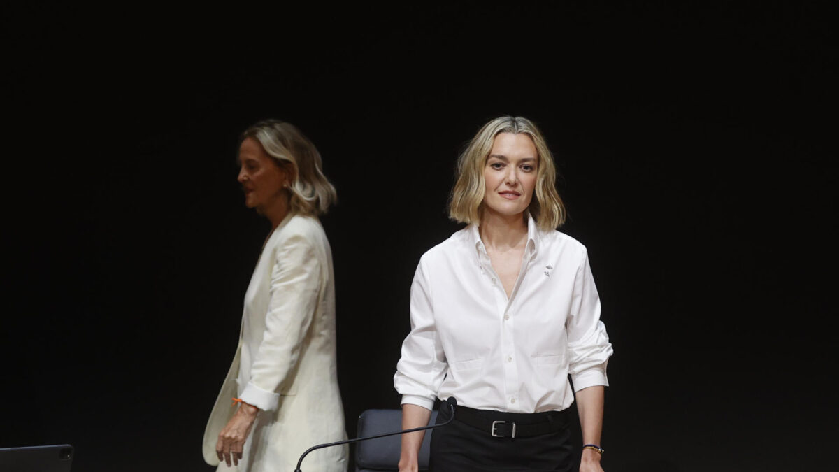 FOTODELDÍA ARTEIXO (A CORUÑA), 07/07/2026.- La presidenta de Inditex, Marta Ortega, y su madre, Flora Pérez Marcote, durante la Junta General Ordinaria de accionistas celebrada este martes en la sede de la multinacional en el concello coruñés de Arteixo. La multinacional textil Inditex convoca su Junta General Ordinaria de accionistas, a la que propondrá el nombramiento de José Ignacio Goirigolzarri, expresidente de Caixabank, como consejero independiente, en reemplazo de Rodrigo Echenique, quien deja el órgano por expirar su mandato.-EFE/ Cabalar