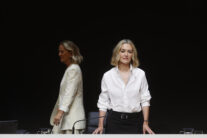 FOTODELDÍA ARTEIXO (A CORUÑA), 07/07/2026.- La presidenta de Inditex, Marta Ortega, y su madre, Flora Pérez Marcote, durante la Junta General Ordinaria de accionistas celebrada este martes en la sede de la multinacional en el concello coruñés de Arteixo. La multinacional textil Inditex convoca su Junta General Ordinaria de accionistas, a la que propondrá el nombramiento de José Ignacio Goirigolzarri, expresidente de Caixabank, como consejero independiente, en reemplazo de Rodrigo Echenique, quien deja el órgano por expirar su mandato.-EFE/ Cabalar