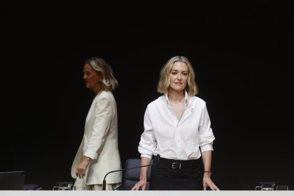 FOTODELDÍA ARTEIXO (A CORUÑA), 07/07/2026.- La presidenta de Inditex, Marta Ortega, y su madre, Flora Pérez Marcote, durante la Junta General Ordinaria de accionistas celebrada este martes en la sede de la multinacional en el concello coruñés de Arteixo. La multinacional textil Inditex convoca su Junta General Ordinaria de accionistas, a la que propondrá el nombramiento de José Ignacio Goirigolzarri, expresidente de Caixabank, como consejero independiente, en reemplazo de Rodrigo Echenique, quien deja el órgano por expirar su mandato.-EFE/ Cabalar