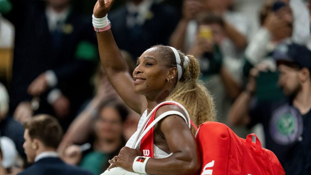 Serena Williams despidiendose de la pista central tras su derrota contra Maya Joint