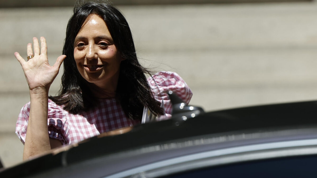 MADRID, 17/07/2026.- La directora de la Guardia Civil, Mercedes González, se despide este viernes tras salir de la Audiencia Nacional, donde ha acudido de nuevo para declarar como imputada en el caso Leire después de que el juez Santiago Pedraz aplazara su interrogatorio tras haber acudido este jueves. EFE/ Mariscal