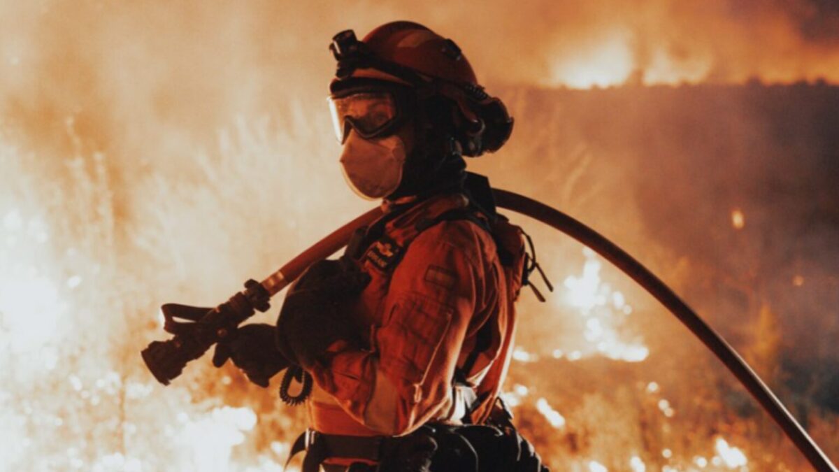 Una miembro de LCIF de la UME trabajando en las labores de extinción de uno de los incendios forestales, en una imagen de archivo.