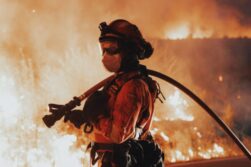 Una miembro de LCIF de la UME trabajando en las labores de extinción de uno de los incendios forestales, en una imagen de archivo.