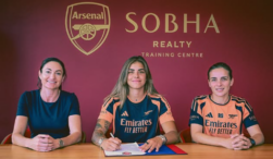 Misa Rodríguez firmando su contrato con el Arsenal