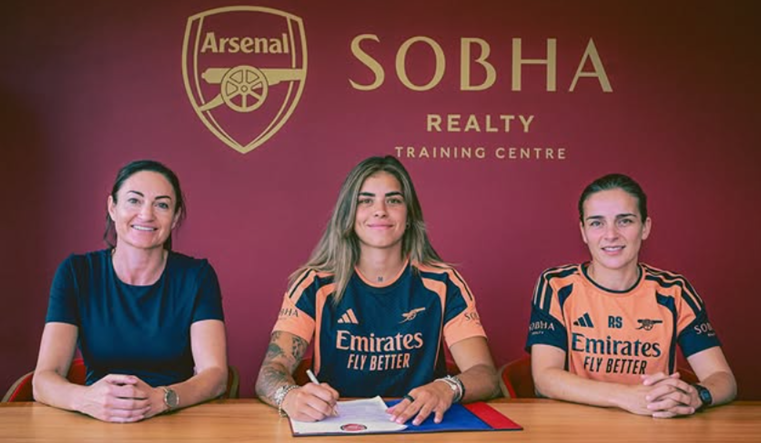 Misa Rodríguez firmando su contrato con el Arsenal