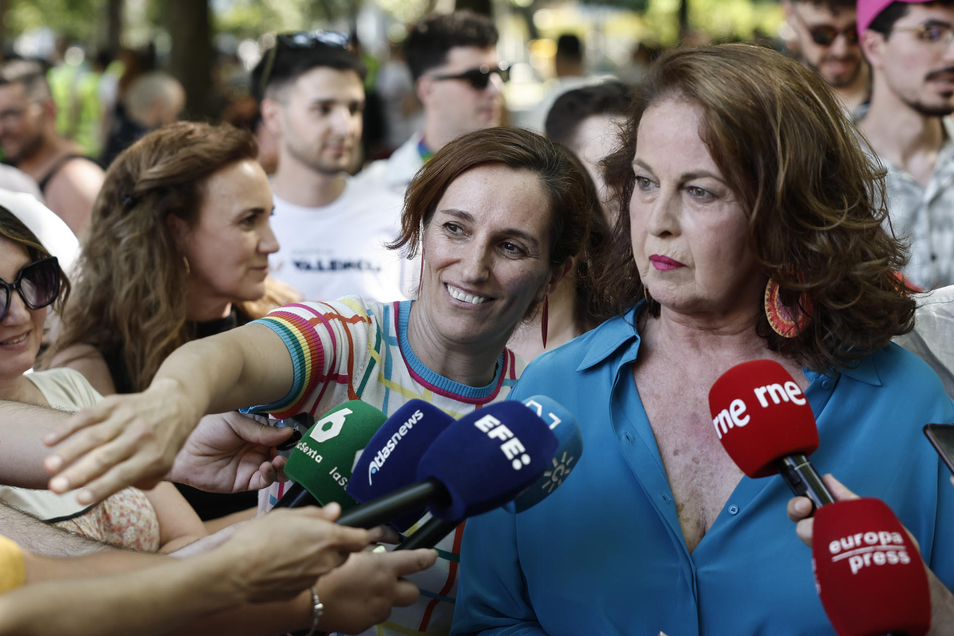 MADRID, 04/07/2026.- La ministra de Sanidad Mónica García, y la senadora Carla Antonelli, durante la manifestación del Orgullo 2026 , que con el lema "¡A las calles con orgullo! Disidencia y resistencia" recorre las calles de Madrid este sábado.-EFE/ Sergio Pérez