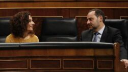 María Jesús Montero y José Luis Ábalos en el Congreso de los Diputados