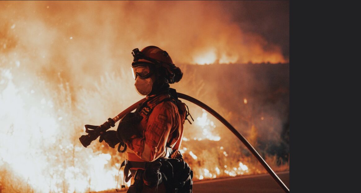 Una del equipo de LCIF de la UME en la extinción de un incendio, en una imagen de archivo.