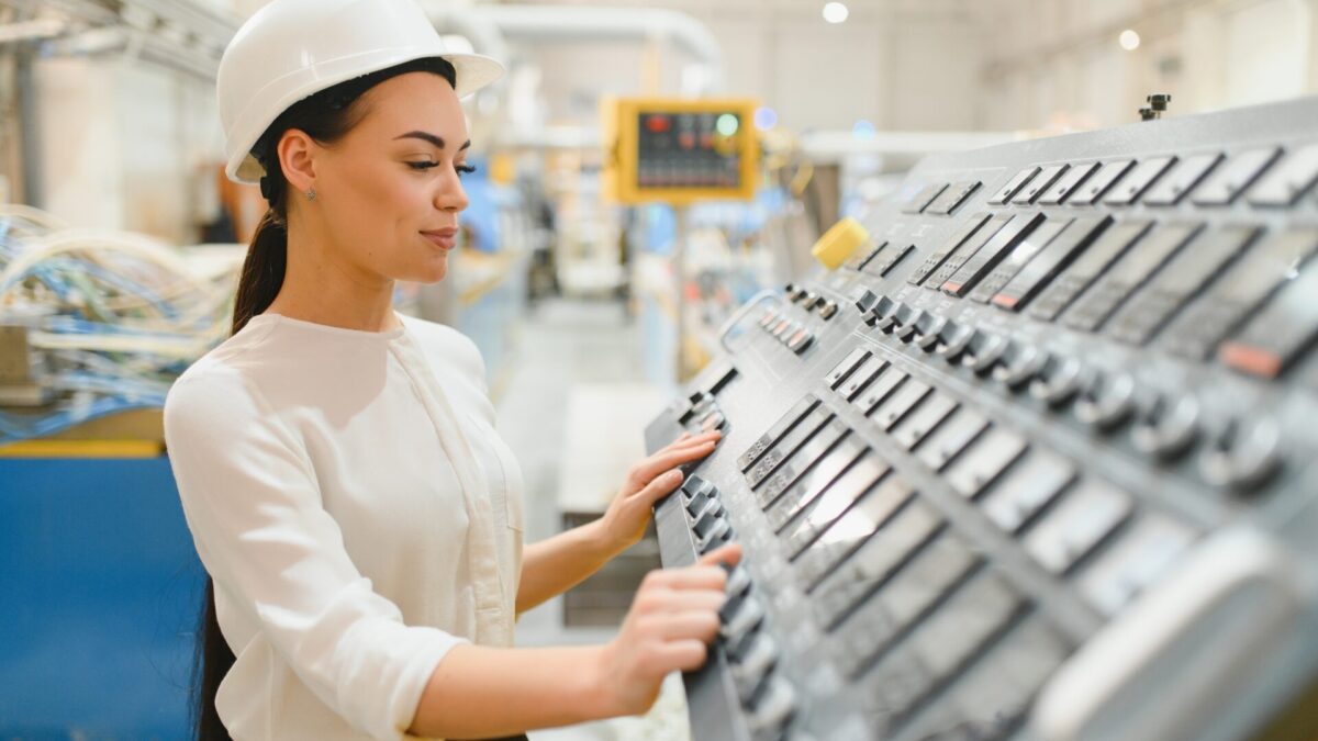 Mujer trabajadora en el sector tecnológico