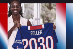 Naomie Feller posando con la camiseta del PSG