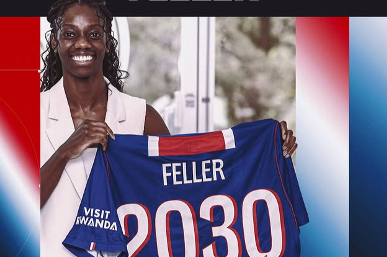 Naomie Feller posando con la camiseta del PSG