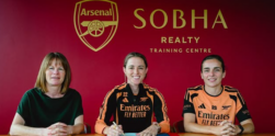 Ona Battle firmando su contrato con el Arsenal