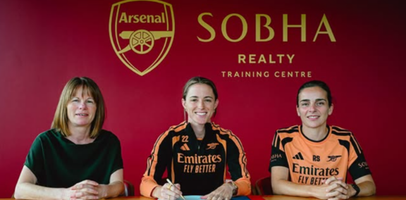 Ona Battle firmando su contrato con el Arsenal