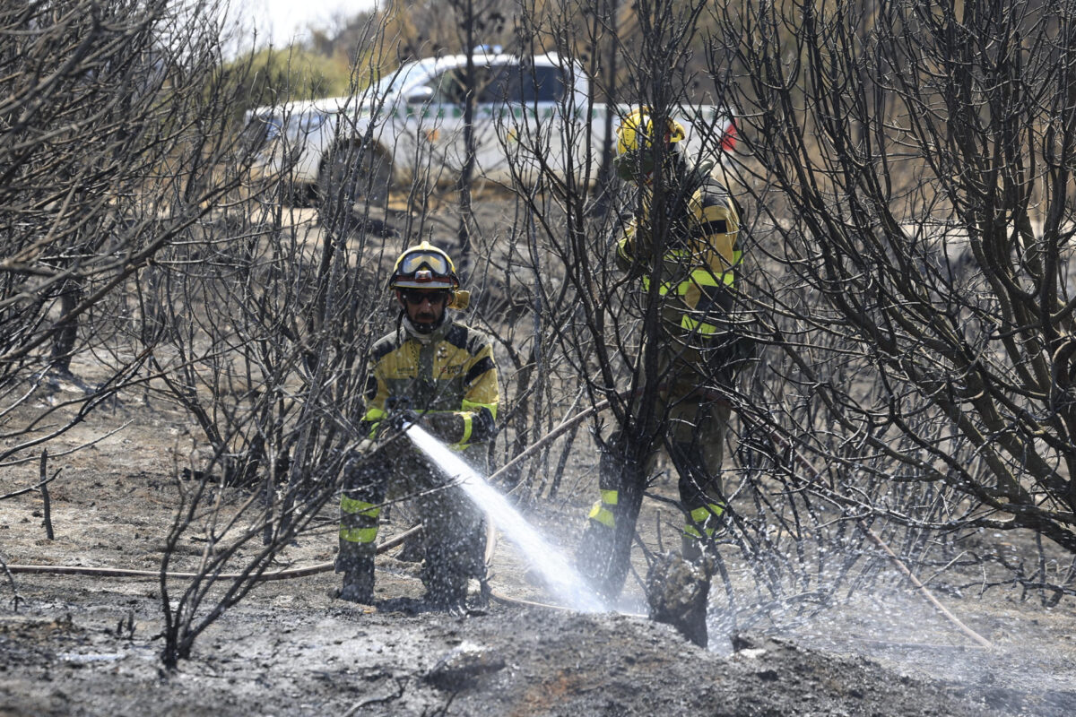 FOTODELDÍA - ORÉS (ZARAGOZA), 19/07/2026.- El operativo desplegado en el incendio forestal de Orés (Zaragoza), que desde el miércoles ha afectado a unas 15.000 hectáreas en la comarca de las Cinco Villas, ha cumplido, en una noche positiva, el objetivo de evitar que aumente la superficie afectada, y durante este domingo va a avanzar en la consolidación del perímetro. EFE/Javier Cebollada