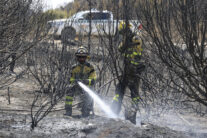 FOTODELDÍA - ORÉS (ZARAGOZA), 19/07/2026.- El operativo desplegado en el incendio forestal de Orés (Zaragoza), que desde el miércoles ha afectado a unas 15.000 hectáreas en la comarca de las Cinco Villas, ha cumplido, en una noche positiva, el objetivo de evitar que aumente la superficie afectada, y durante este domingo va a avanzar en la consolidación del perímetro. EFE/Javier Cebollada