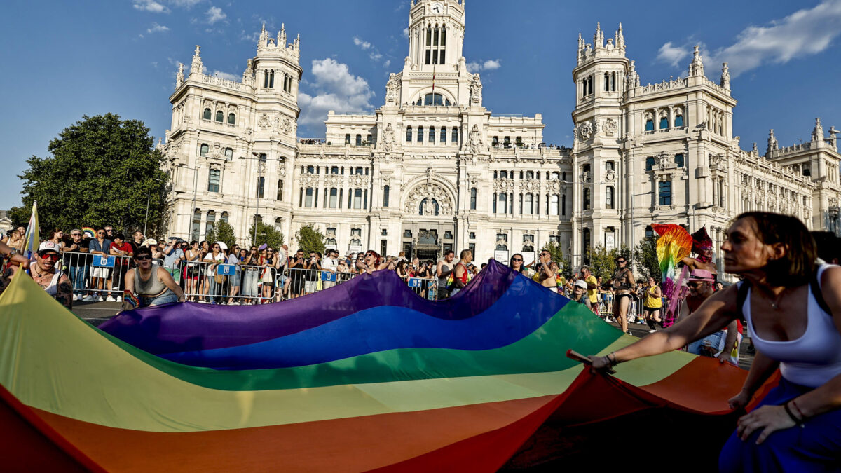 MADRID, 04/07/2026.-Vista general de la manifestación del Orgullo 2026 , que con el lema "¡A las calles con orgullo! Disidencia y resistencia" recorre este sábado las calles de Madrid. EFE/Sergio Pérez