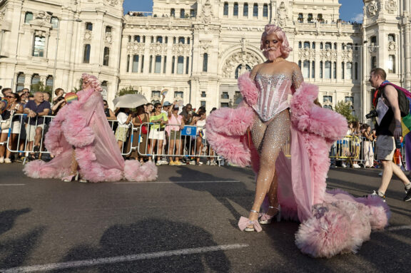 MADRID, 04/07/2026.-Vista de la manifestación del Orgullo 2026 en la Plaza de Cibeles, que con el lema "¡A las calles con orgullo! Disidencia y resistencia" recorre este sábado las calles de Madrid. EFE/Sergio Pérez