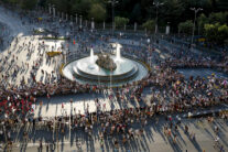 FOTODELDIA MADRID, 04/07/2026.-Vista general de la manifestación del Orgullo 2026 a su paso por la Plaza de Cibeles, que con el lema "¡A las calles con orgullo! Disidencia y resistencia" recorre este sábado las calles de Madrid. EFE/ J.J.Guillén