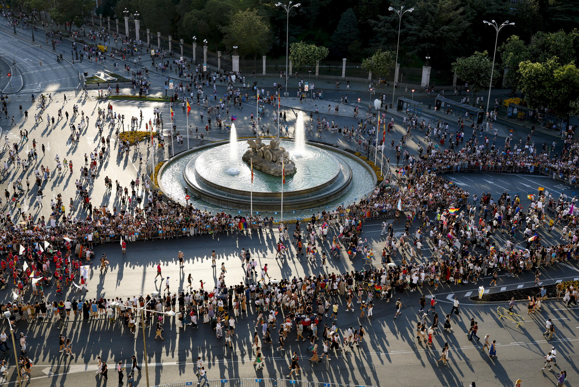 FOTODELDIA MADRID, 04/07/2026.-Vista general de la manifestación del Orgullo 2026 a su paso por la Plaza de Cibeles, que con el lema "¡A las calles con orgullo! Disidencia y resistencia" recorre este sábado las calles de Madrid. EFE/ J.J.Guillén