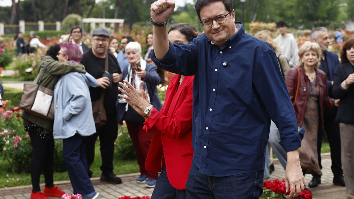 MADRID, 02/05/2026.- El ministro para la Transformación Digital y de la Función Pública, Óscar López, junto a la portavoz del PSOE en el Ayuntamiento de Madrid, Reyes Maroto, asisten a la fiesta organizada por el PSOE-M con motivo de la celebración del 2 de mayo, este sábado en Madrid. EFE/Rodrigo Jiménez